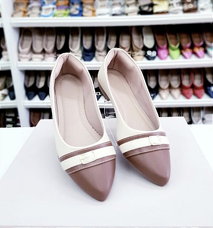 Sapatilha bico fino Off White com ponta Caramelo