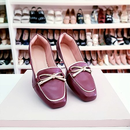 Mocassim Bico Quadradro Luciana Marsala com detalhe dourado
