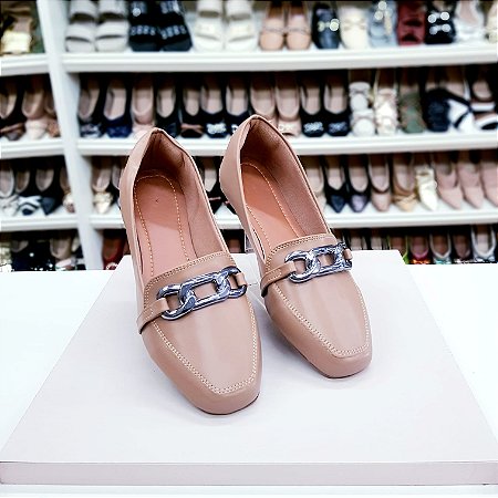Sapatilha Mocassim bico quadrado nude com corrente