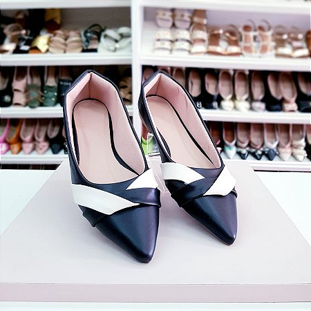 Sapatilha bico fino alongado Regiane branca e preta