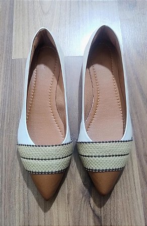 Sapatilha bico fino alongado Off White com tecido Mica