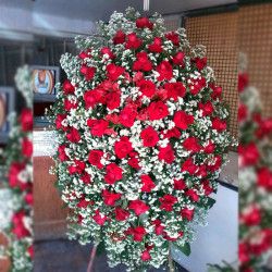 Coroa de rosas vermelhas