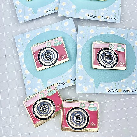 Coleção PÁGINA 1 - Pin CAMERA - Lemon Scrapbook
