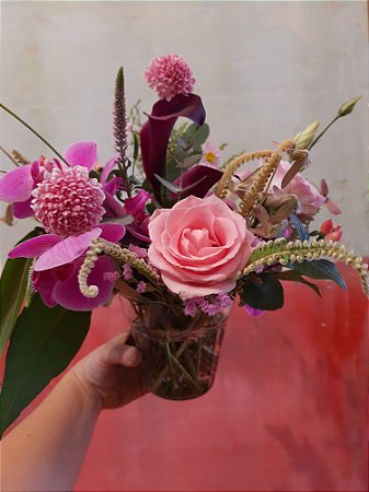 Um Pequenino Vaso com Flores Variadas