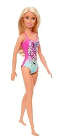 Uma boneca barbie com uma roupa de verão da moda curtindo uma