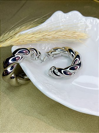 Brinco tubo torcido grande