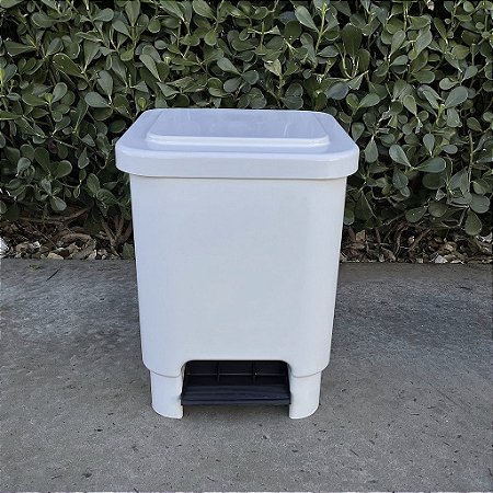 Lixeira Plástica Retangular 15 Litros com Pedal
