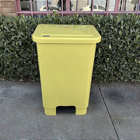 Lixeira Plástica Retangular 100 Litros com Pedal