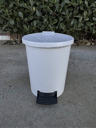 Lixeira Plástica Redonda com Pedal 6L