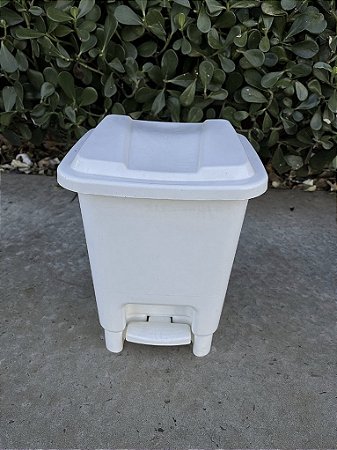 Lixeira Plástica Redonda com Pedal 7L