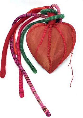 ENFEITE PENDENTE DE PAREDE CORAÇÃO DREAD VERMELHO (105 x 19 x 3cm)