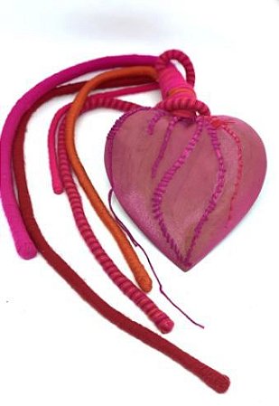 ENFEITE PENDENTE DE PAREDE CORAÇÃO DREAD PINK (105 x 19 x 3cm)