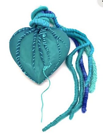 ENFEITE PENDENTE DE PAREDE CORAÇÃO DREAD TURQUESA (105 x 19 x 3cm)