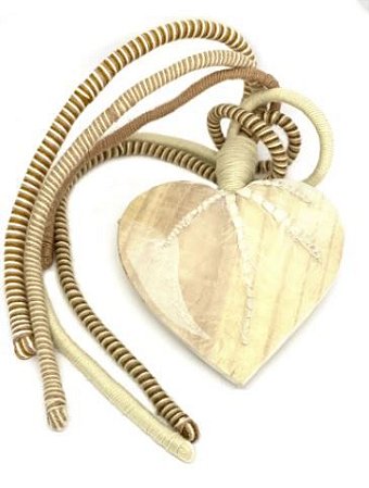 ENFEITE PENDENTE DE PAREDE CORAÇÃO DREAD NATURAL (105 x 19 x 3cm)