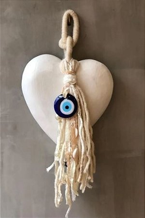 ENFEITE PENDENTE DE PAREDE CORAÇÃO OLHO GREGO CONTAS OFF-WHITE (30 x 16 x 3cm)