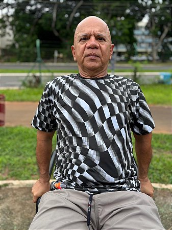 Camiseta com estampa abstrata, por sublimação total, em micro-fibra, tecido tecnológico.