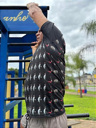 Camiseta com estampa surrealista ladrilhada, por sublimação total, em micro-fibra, tecido tecnológico.