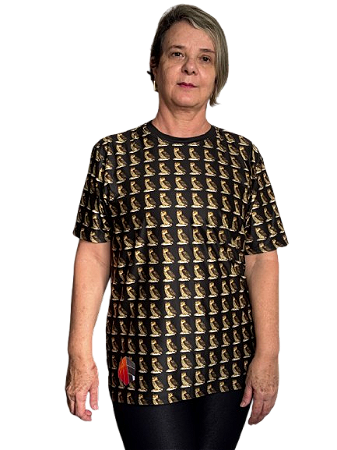 Camiseta com estampa de coruja ladrilhada, por sublimação total, em micro-fibra, tecido tecnológico.
