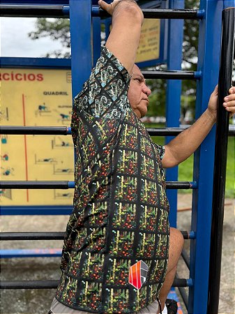 Camiseta com estampa de plantas de aquário ladrilhada, por sublimação total, em micro-fibra, tecido tecnológico.