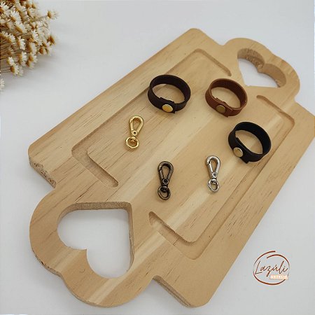 Porta Tassel (elo de couro sintético + mosquetinho)