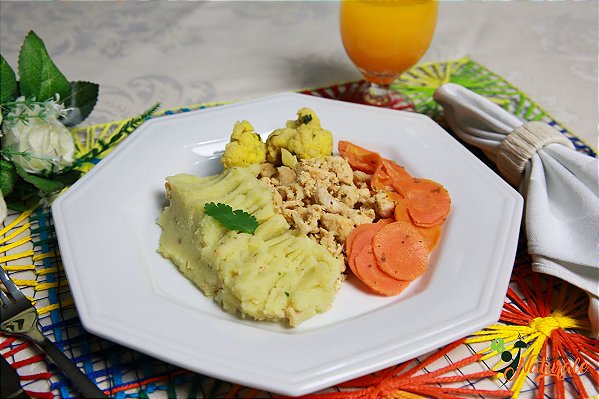 FIT03/25 - Iscas de frango grelhado com orégano, purê de batata doce, couve-flor na mostarda e cenoura refogada