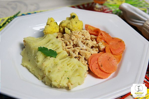 FIT06/28 - Frango em cubos com ervas e gengibre, purê de batata doce e berinjela picante e cenoura refogada