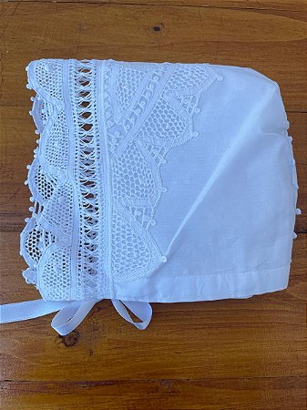 TOUCA PARA BATIZADO CAMBRAIA DE ALGODÃO E APLICAÇÃO EM RENDA RENASCENÇA