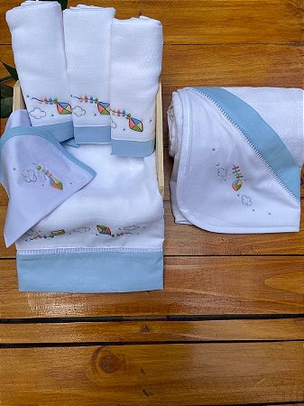 KIT ENXOVAL FRALDA BORDADO A MÃO MENINO TEMA PIPA -  PEÇAS