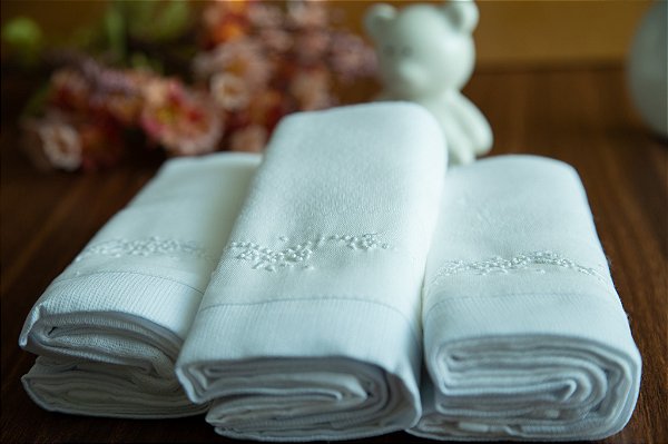 FRALDAS DE OMBRO BORDADAS A MÃO - FLORES BRANCA - KIT COM 3 UNIDADES