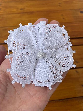 Tiara flor renda renascença com bico de pato
