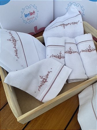 Kit Enxoval Bordado a Mão Flores Rosa Chá 6 Peças
