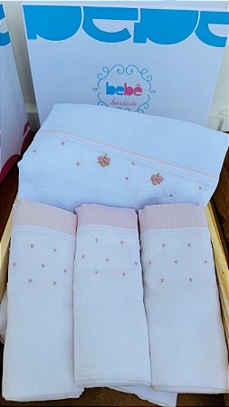 Kit Enxoval Bordado a Mão Rococó com Poá Rosa - 4 Peças