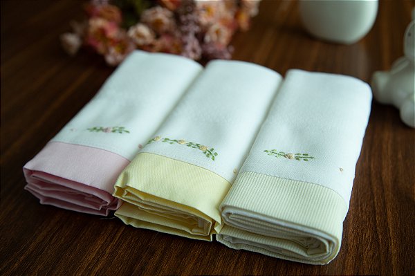 Fralda bordada rococó (kit com três fraldas de ombro)