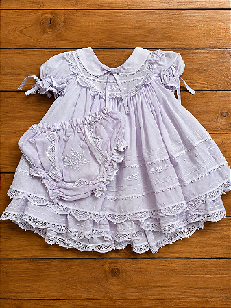 Vestido Estilo Boneca Lavanda com Renda Renascença e Bordado Manual