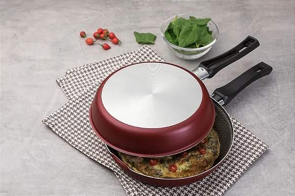 Omeleteira Loreto em Alumínio com Revestimento Interno Antiaderente Starflon Max 20cm Vermelha