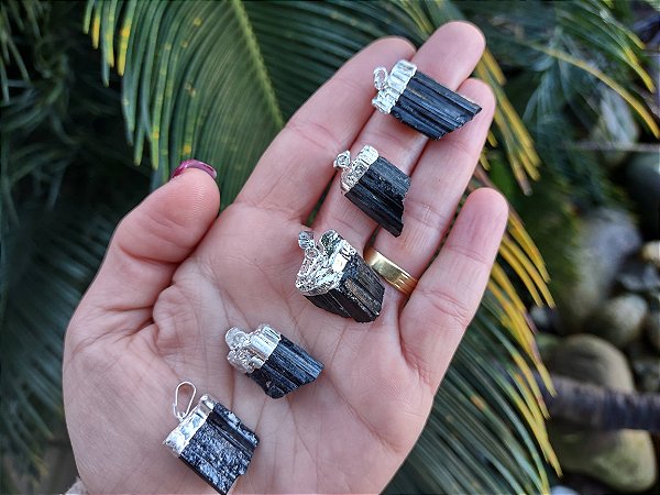 Pingente de TURMALINA NEGRA bruta- Proteção contra energias e emoções negativas