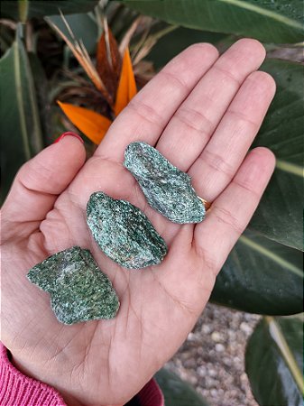 Pedra Bruta de FUCHSITA- CURA INTERIOR, LIDERANÇA, CONQUISTA,  CONFIANÇA NA VIDA