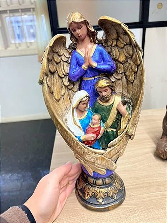 Imagem Anjo com Sagrada Família de 32 cm em Gesso