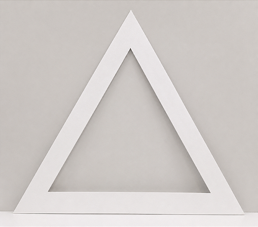 Triangulo vazado 40 cm de base e 35 cm de altura resinado ara sublimação