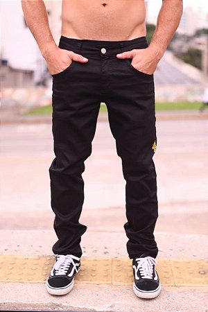 camisa com calça preta