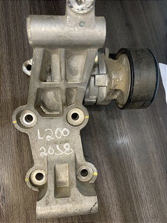 Suporte da Bomba do Hidraulico com Tensor da Correia  l200 2018 Original