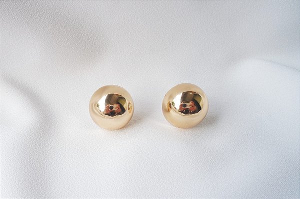Brinco Meia Bola Lisa Banhado a Ouro 18K