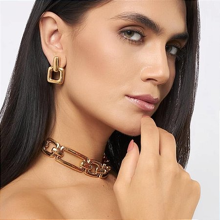 Brinco com Pêndulo Quadrado Vazado e Liso Banhado a Ouro 18k