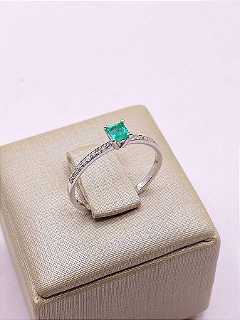ANEL EM OURO BRANCO 18K COM ESMERALDA E DIAMANTES