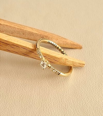 ANEL SOLITARIO EM OURO 18K COM DIAMANTES E GRAVAÇÃO PERSONALIZADA
