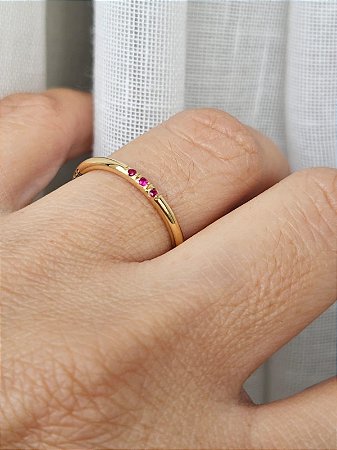 ANEL MEMÓRIAS 2MM EM OURO 18K COM 03 PEDRAS