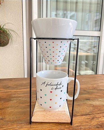 Kit com Caneca e Coador em Porcelana + Suporte "Felicidade"