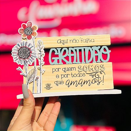 ENFEITE DE MESA COM APLIQUE FLORES, GRATIDÃO POR QUEM SOMOS...JARDIM