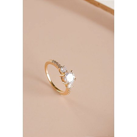 Anel Banho em Ouro 18K meia Cravação Zircônia Central Redonda Duas Zircônias Pequena