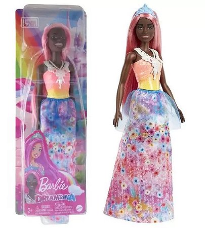 Uma boneca barbie com uma roupa rosa que diz 'menina negra' nela